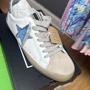 ShuShop White and Blue Vintage Sneakers